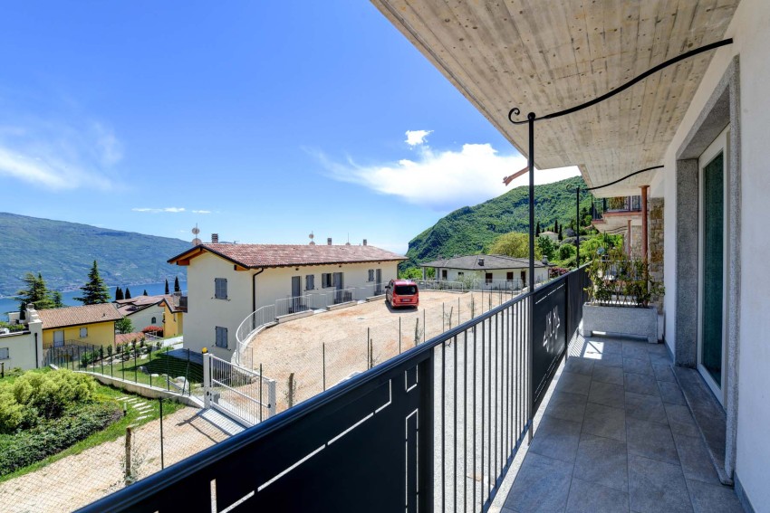 Balcone con vista su case, montagne e Lago di Garda