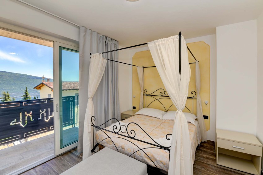 Camera con letto a baldacchino e balcone, Lago di Garda