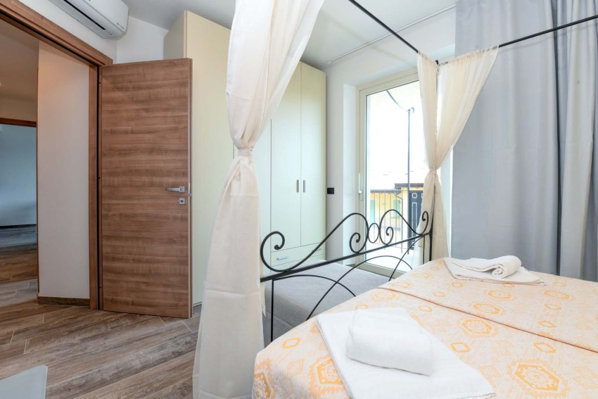 Helles Schlafzimmer mit Himmelbett und Balkon nahe Lago di Garda