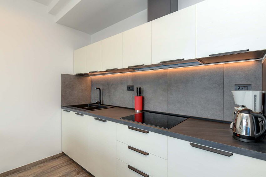 Moderne Einbauküche mit Induktionskochfeld, Spüle und Licht, nahe Lago di Garda