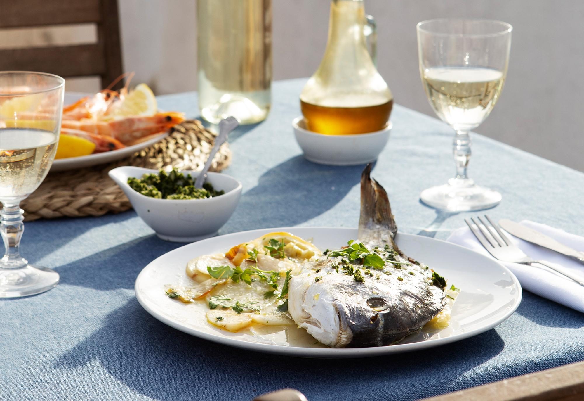 Pesce intero con patate ed erbe, vino bianco, sul Lago di Garda
