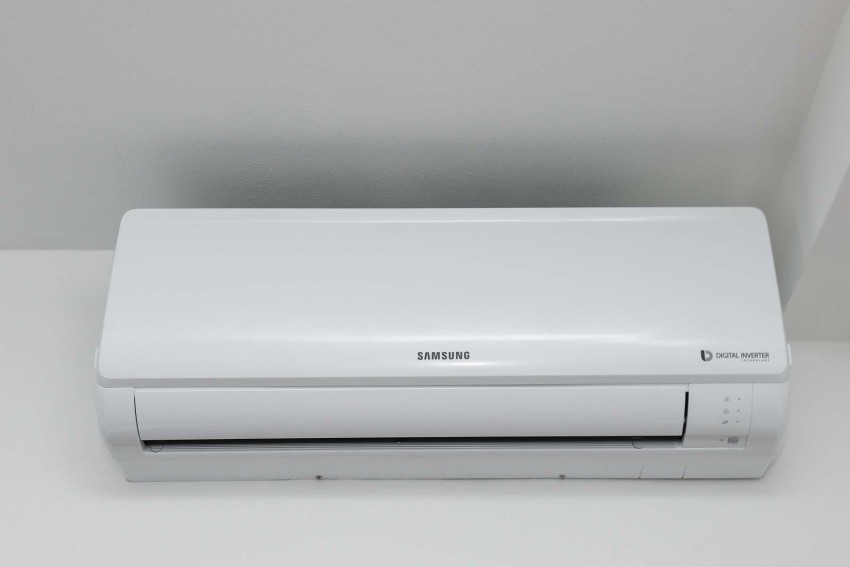 Weißes Samsung Wandklimagerät im Innenraum, Lago di Garda